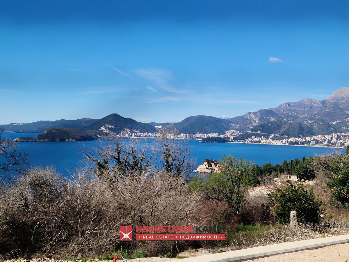 Atraktivan plac sa pogledom na more, Reževići